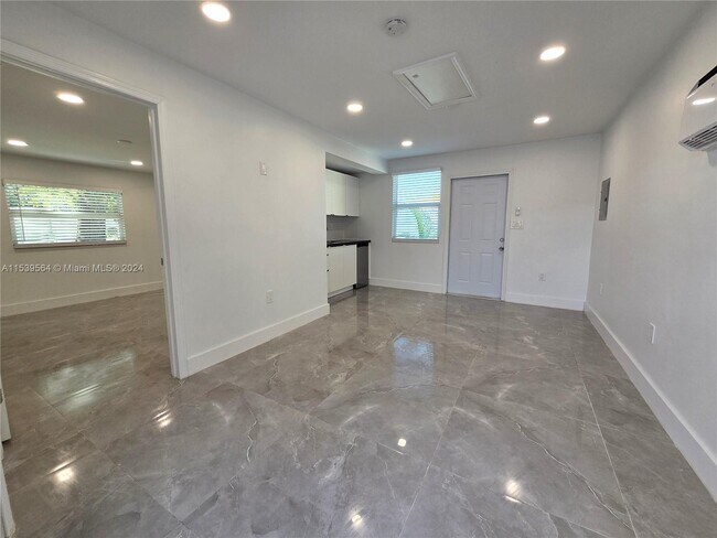 Building Photo - 4648 SW 24th Ave
