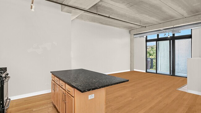 Building Photo - 833 W 15th Pl