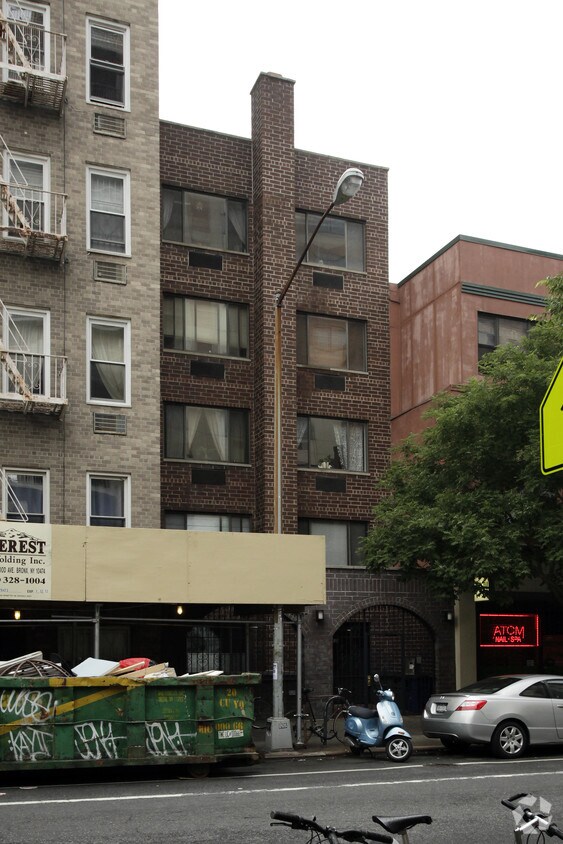 Foto principal - 239 E 10th St