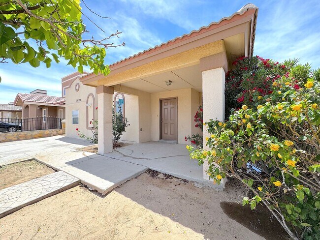 Building Photo - East El Paso 4 bed Refrig A/C plus Office!