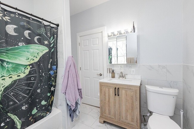 Building Photo - 224 Margaret St