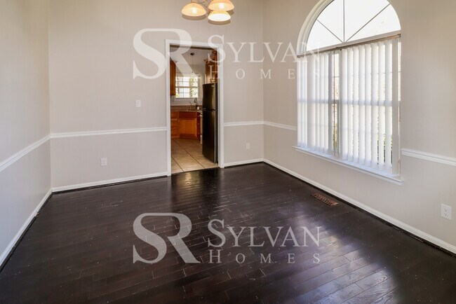 Foto del edificio - Easy living in this 4 BR, 2.5 BA home