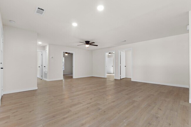 Building Photo - Lease Opportunity in Arlington!