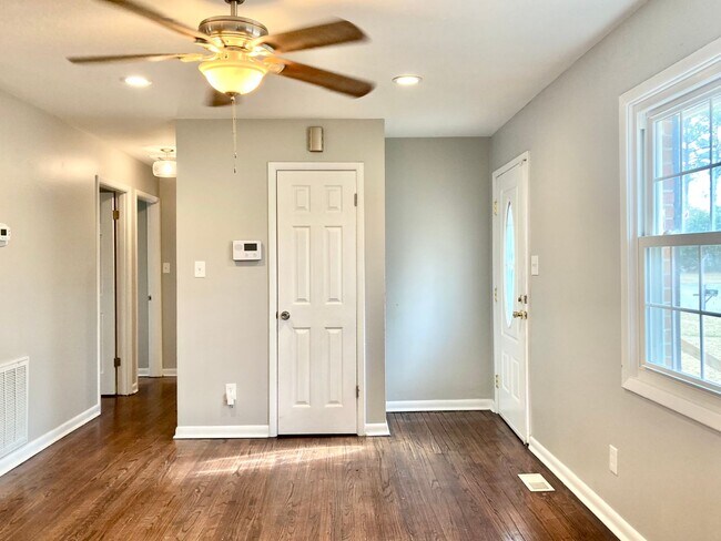 Foto del edificio - Beautifully Updated 3 Bedroom Home with Bo...