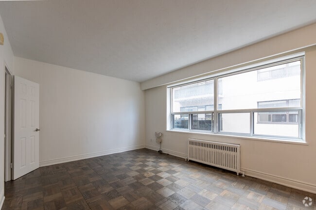 BACHELOR - 430SF - Living Room - 1150 Kingston Rd