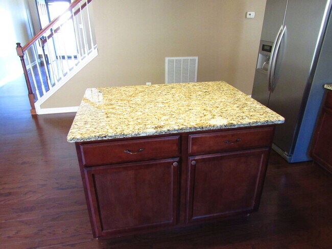 Building Photo - Delvin Downs 4 bedroom 2.5 bathroom w/ 2 c...