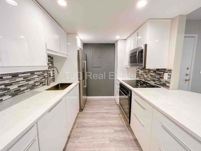 Foto del edificio - 8335 Fairmount Dr