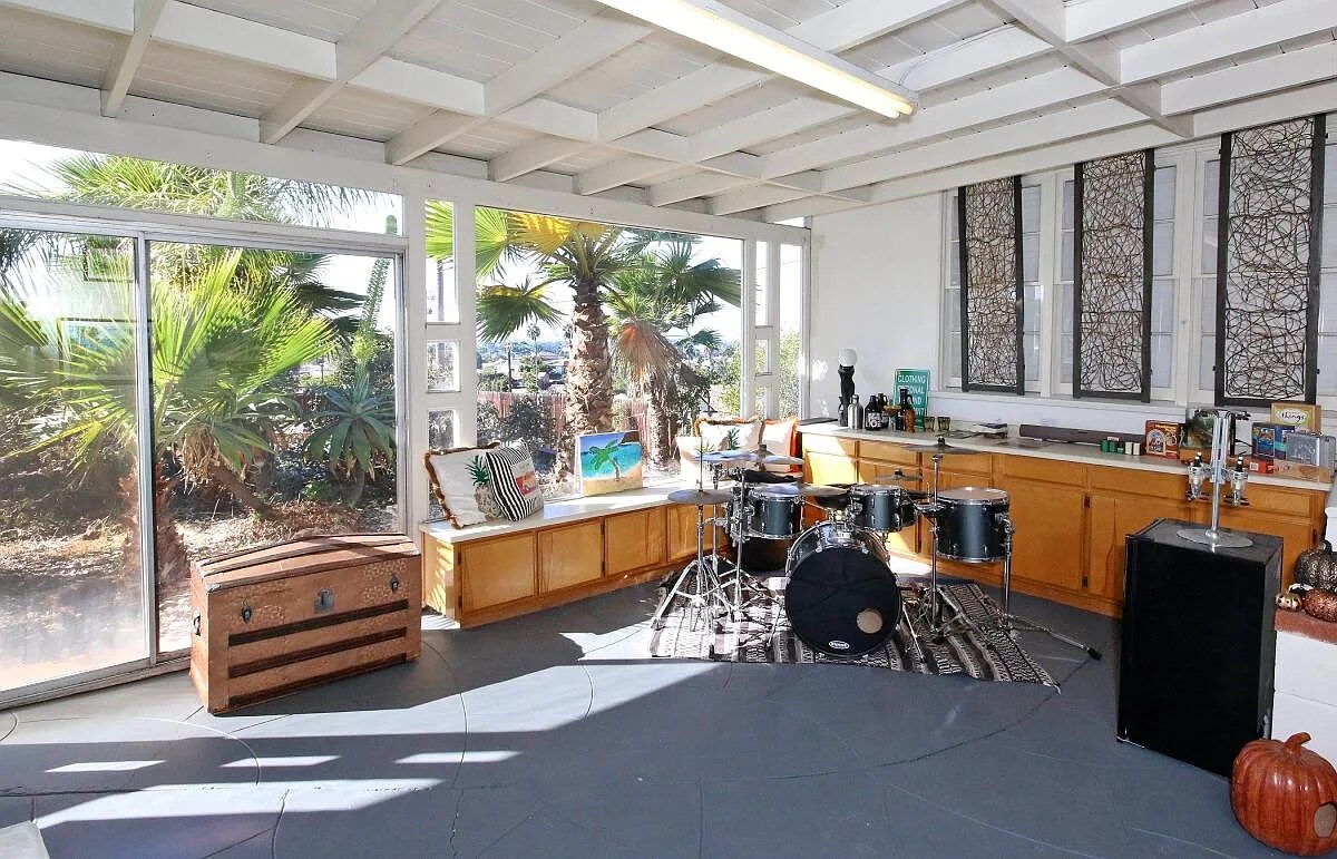 Primary Photo - Beautiful and Charming 3 Bedroom House Com...