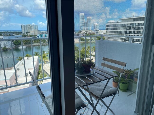 Foto del edificio - 6900 Bay Dr