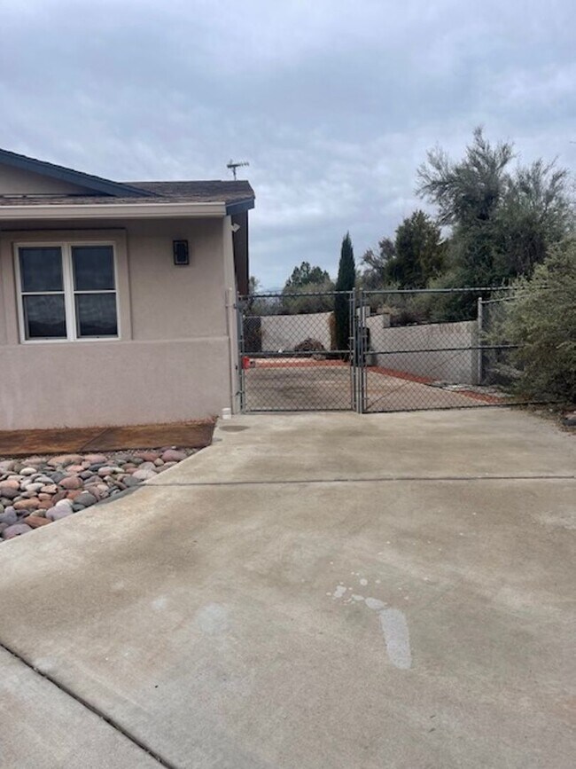 Building Photo - Beautiful Home with Views - Contact Proper...