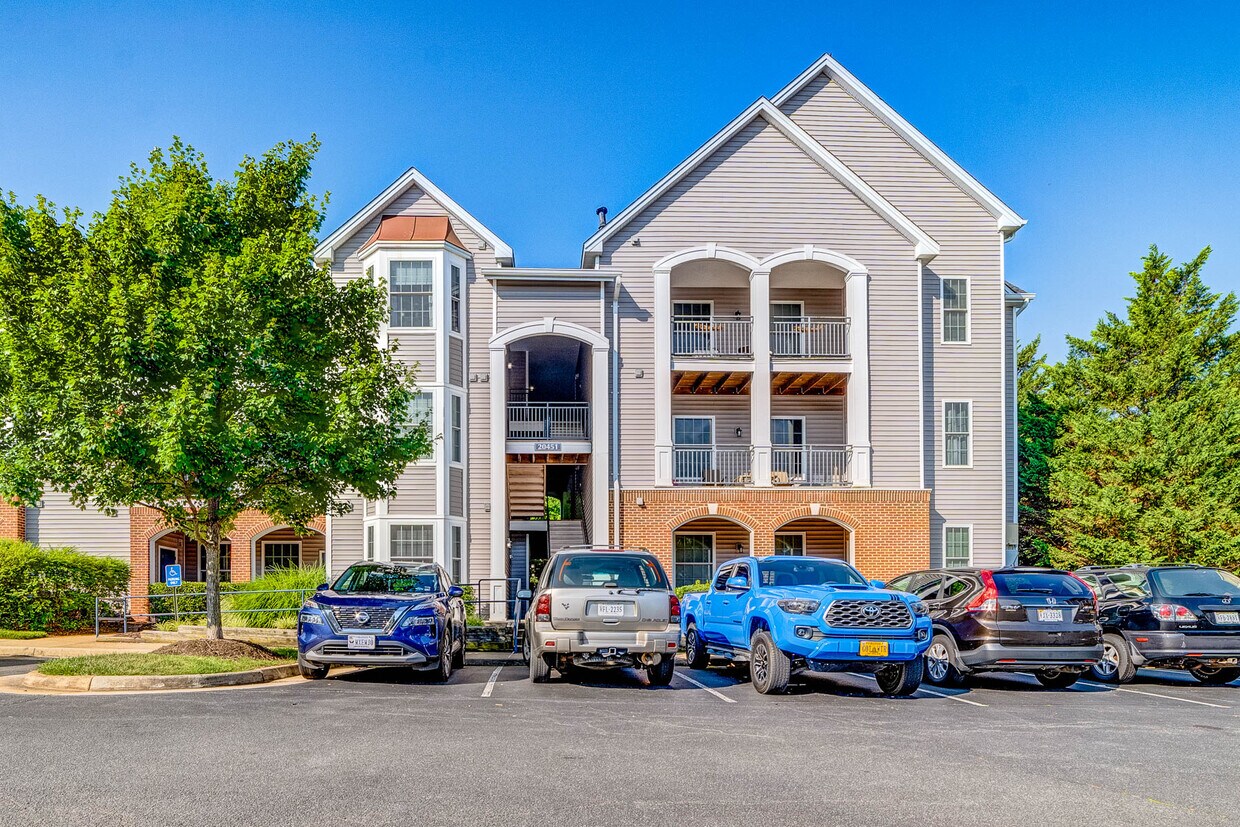 20451 Chesapeake Sq Unit 100, Potomac Falls, VA 20165 Condo for Rent