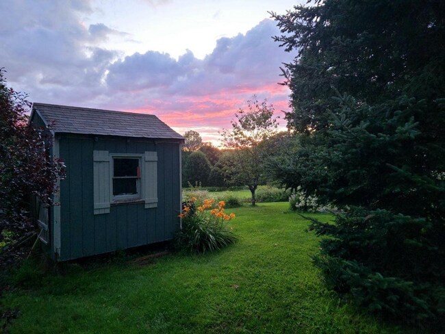 Building Photo - SINGLE FAMILY HOME WITH OWNER PAID OIL HEA...