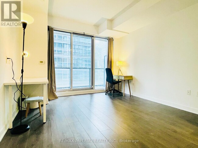 Building Photo - 125-3125 Blue Jays Way