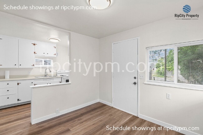 Building Photo - 424 Division St