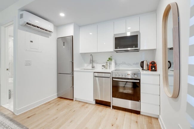 Building Photo - 1755 R. Saint-Denis