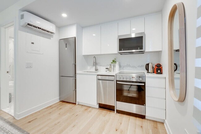Building Photo - 1755 Rue Saint-Denis-SI FL4-ID1319148P