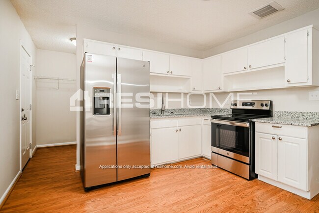 Foto del edificio - 8082 Huntington Dr
