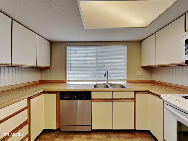 Building Photo - 4243 W Gardenia Dr