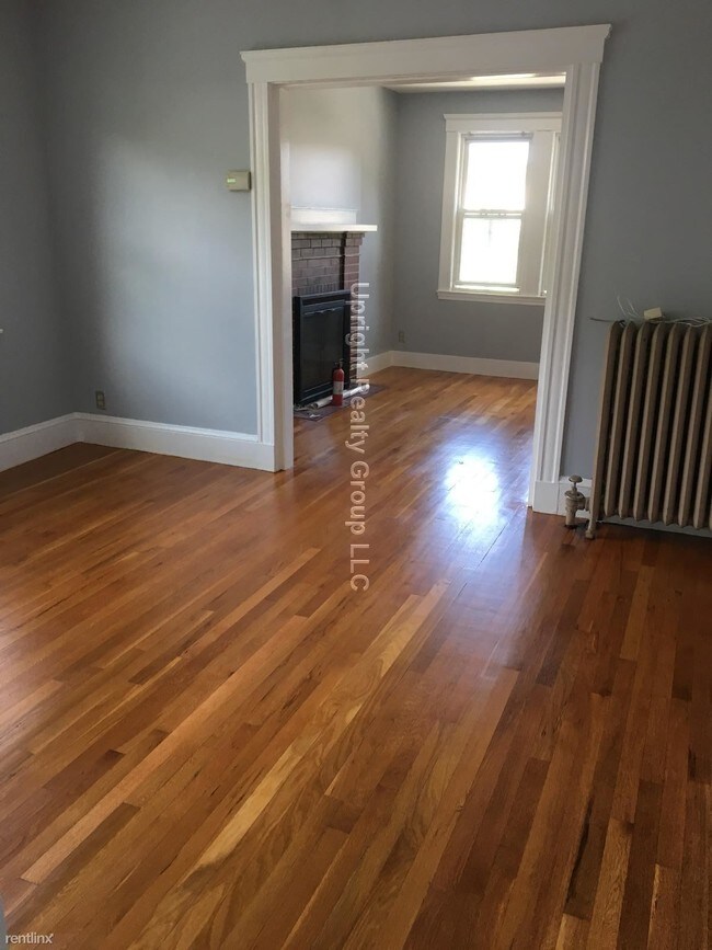 Building Photo - 3 br, 1 bath Apartment - 152 Lake St # 2Y