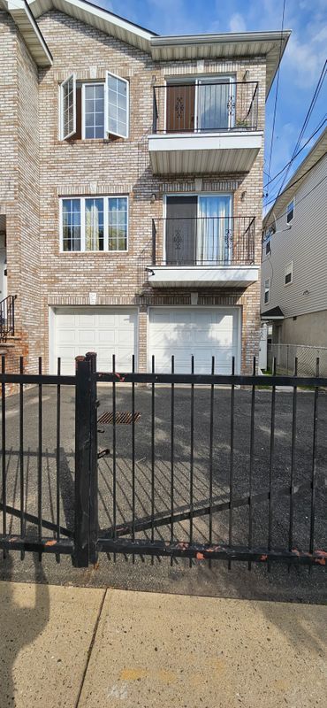 Building Photo - 655 4th St