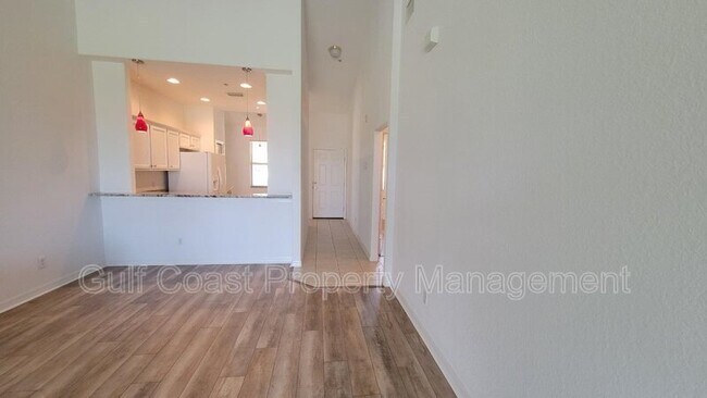 Foto del edificio - 819 Fairwaycove Ln