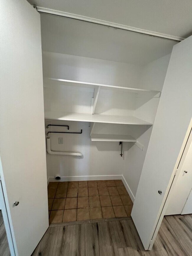 Building Photo - 3 Bedroom Condo Remodeled Plus Garage & Pr...