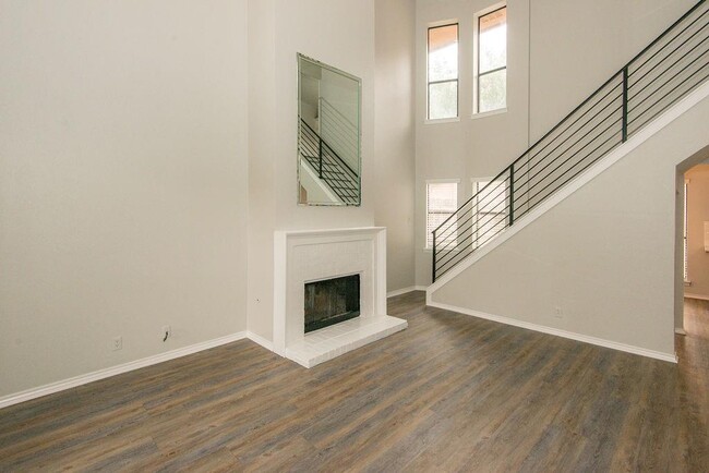 Building Photo - 5821 Hollytree Dr