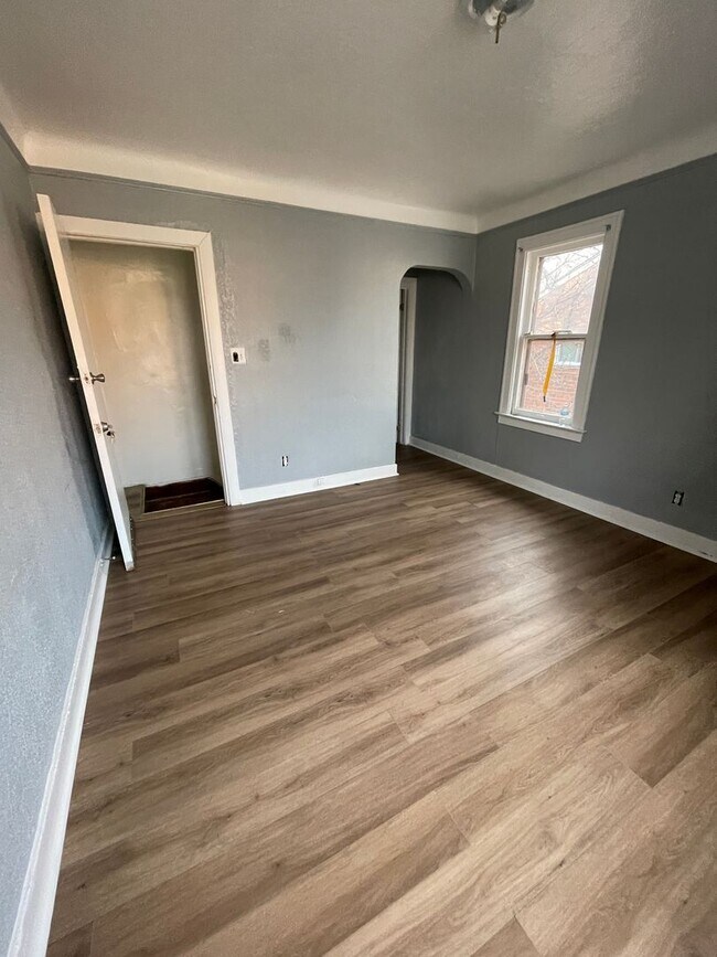 Building Photo - 1 BEDROOM APARTMENT-WATER INCLUDED- MOVE I...