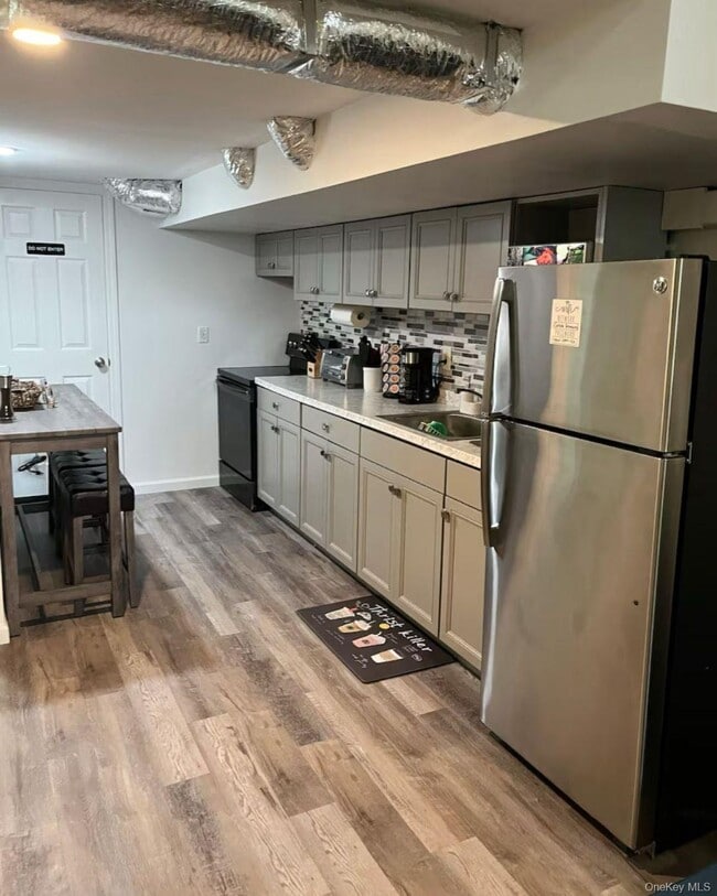 Building Photo - 37 Rugby Dr W