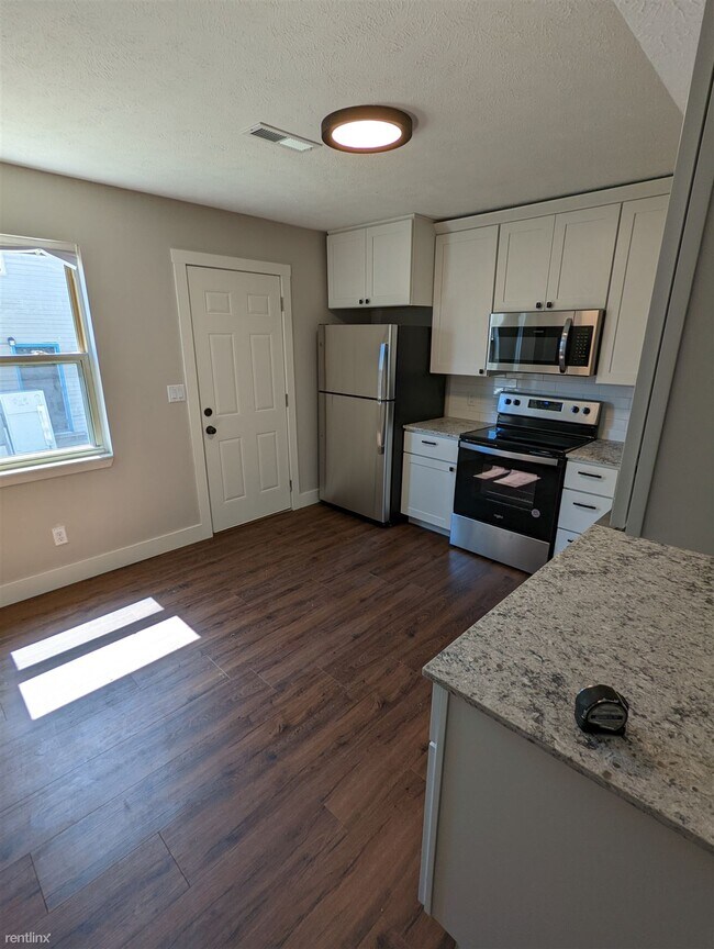 Building Photo - 2 br, 1.5 bath Townhome - 630 East Bain St...