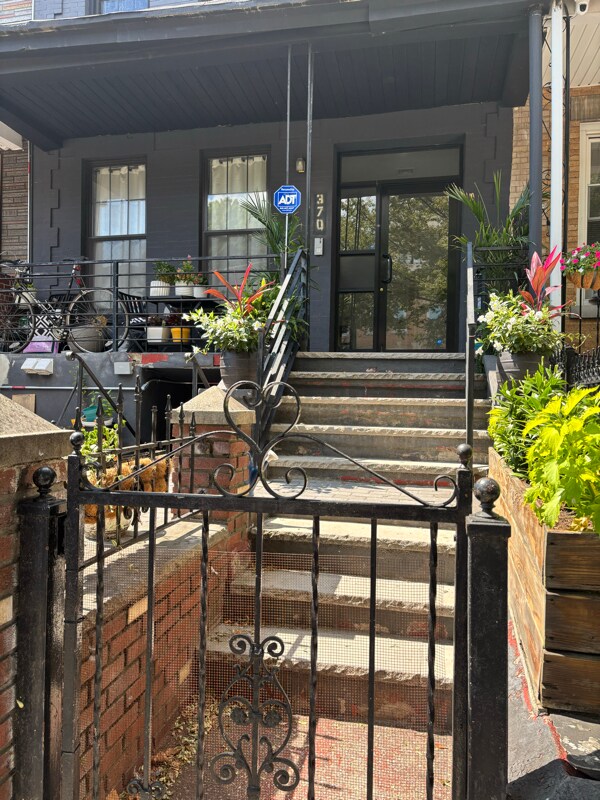 Building Photo - 370 E 32nd St