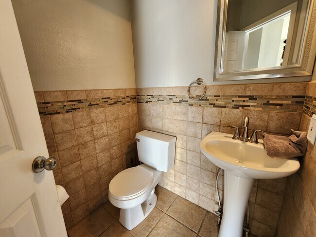 Building Photo - 1512 Coolcrest Dr