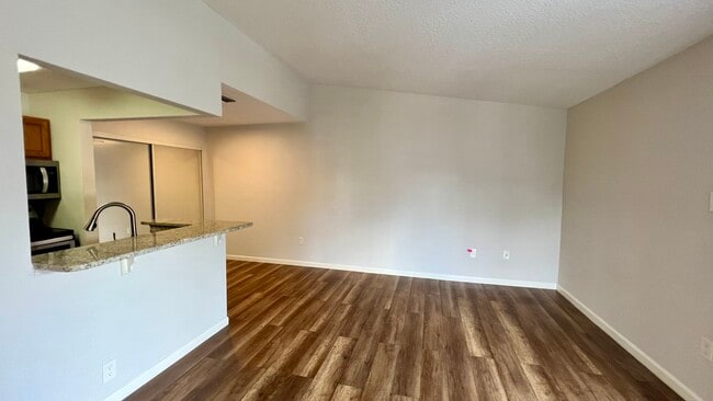 Building Photo - 3850 Bay Club Cir