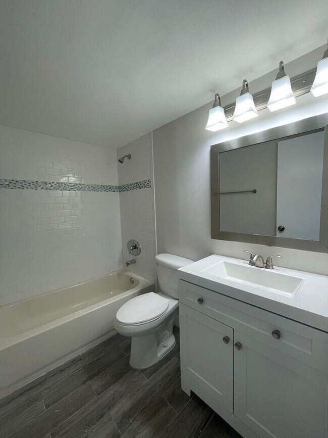 Building Photo - 2711 Vandiver Dr