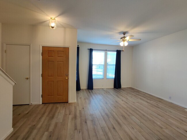 Building Photo - Townhome in Neighborhood Close to Dublin a...