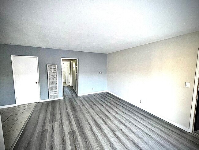 Amplia sala de estar con calentador y puerta corrediza que separa los dormitorios. - 3851 Coco Ave