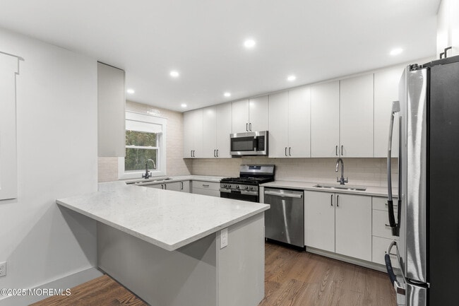 Foto del edificio - 741 Lakehurst Ave