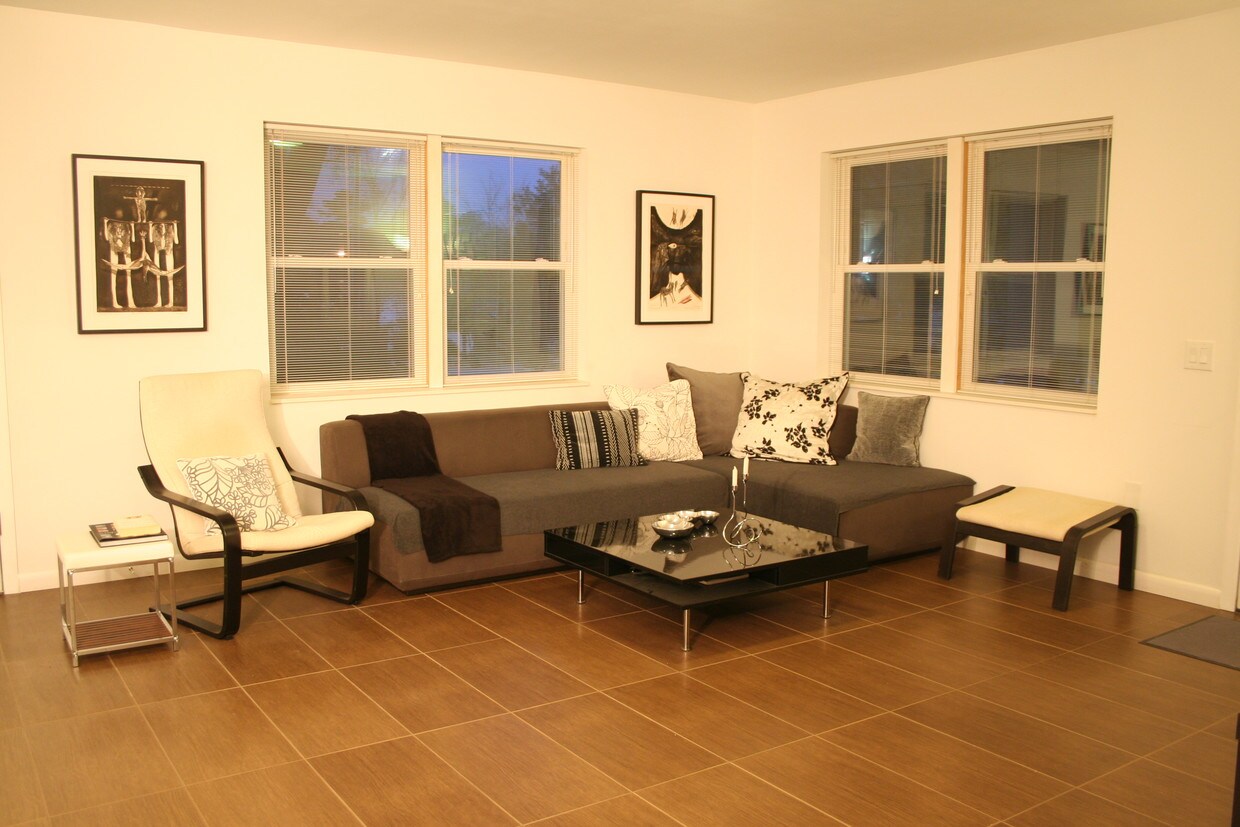 Living Rm - 304 Keener St