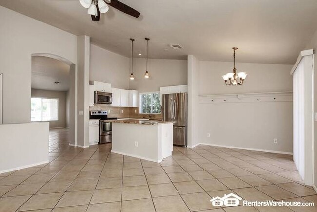 Building Photo - Stunning 4 bedroom with 3 car garage!