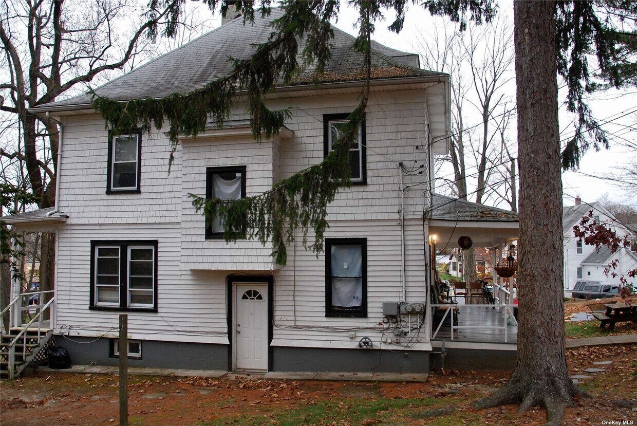Primary Photo - 17 Crescent Dr