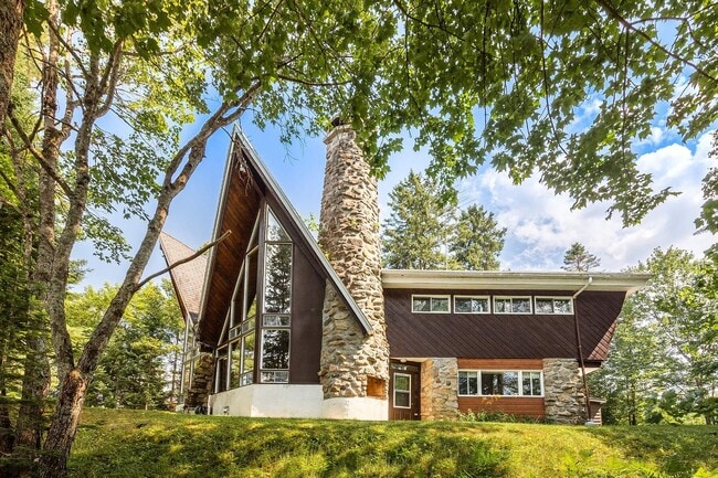 Building Photo - 8 Pl. d'Artois