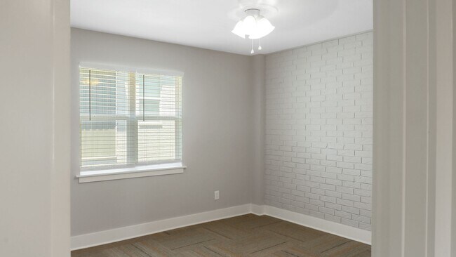 Foto del edificio - 300 W Pleasure Ave