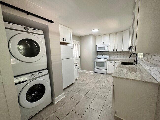 Foto del edificio - 3011 Amity Garden Ct