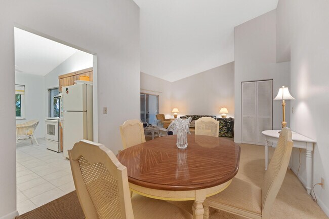 Building Photo - 708 Lago Rd