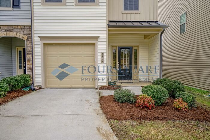 Foto principal - Spacious 3-Bed, 2.5-Bath Townhome with Washer/ Dryer Included – Located in Carlton Park Community