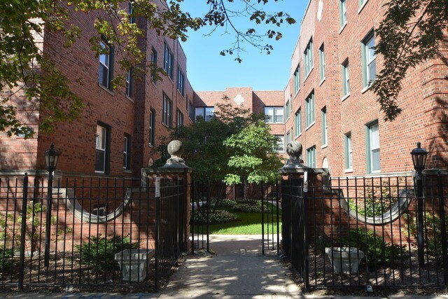 Primary Photo - 2026 N Burling St