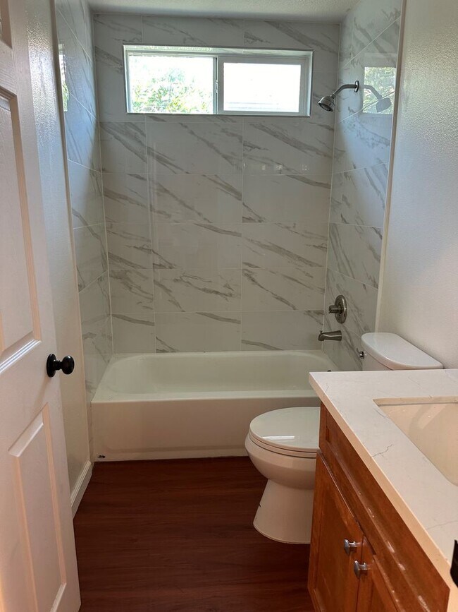 Building Photo - LUXURIOUS SINGLE-FAMILY HOME FOR RENT!