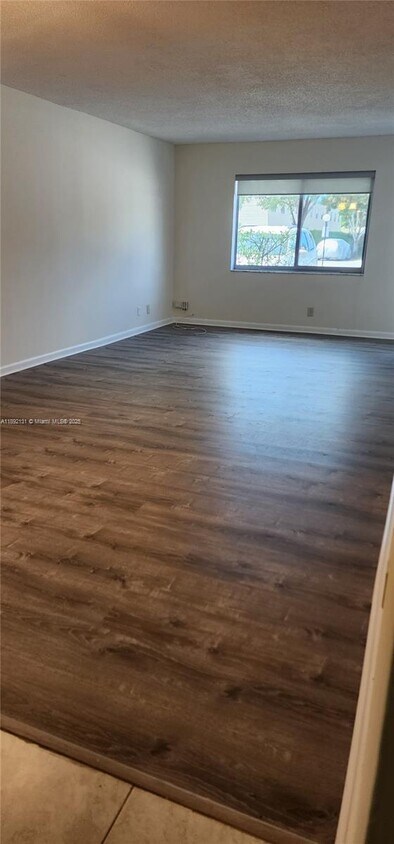 Foto principal - 6505 Winfield Blvd