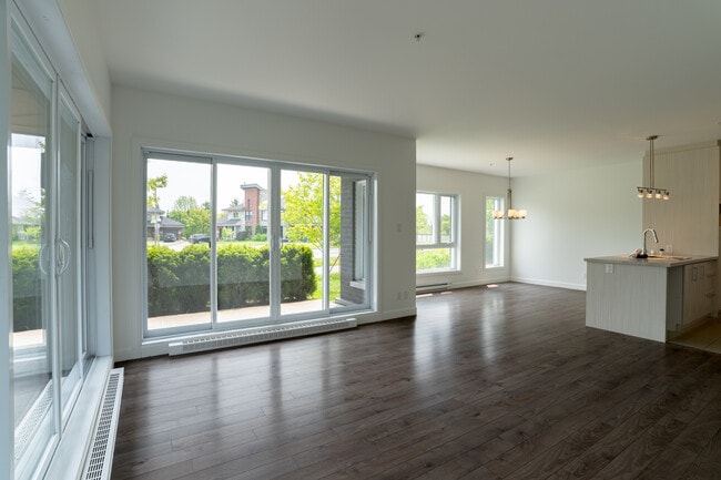 Building Photo - 1810 Boul La Morille