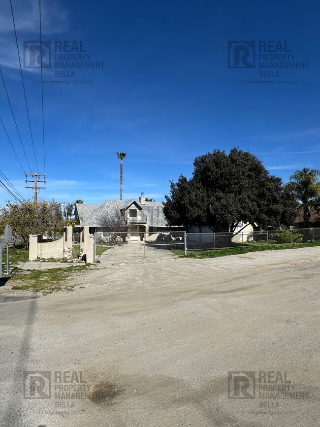 Foto del edificio - Peaceful Nuevo Living with Gated Driveway, Spacious Layout and Outdoor Living